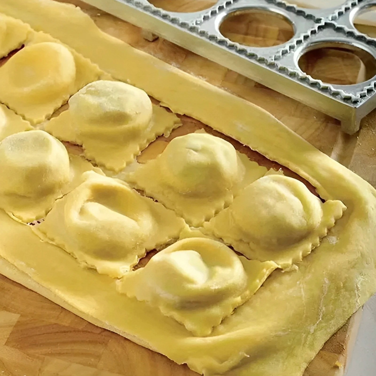 Dumpling Mold 12 Holes Ravioli - Kitchen Gadgets Worth Buying avis et prix